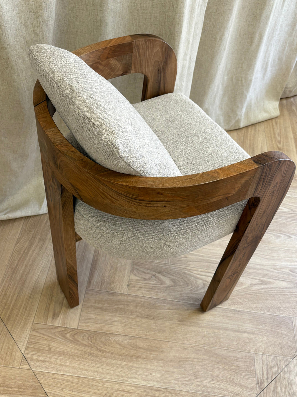 Chaise en bois de noyer INES